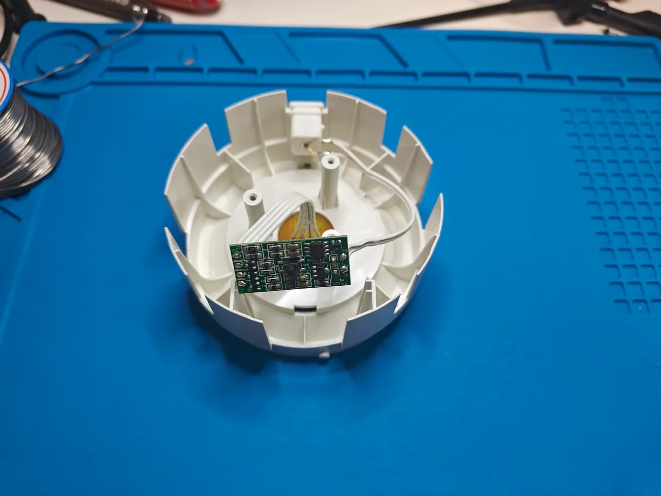 Das Innenleben der Raketenlampe: Ganz wenig Elektronik